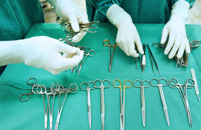 Fotolia_105666366 - Detail shot of steralized surgery instruments with a ... © nimon_t
